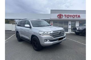 2019  Toyota Landcruiser Sahara SUV (Silver) Pre-Owned Car Thumbnail