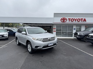 2012 TOYOTA KLUGER KX-R (FWD) 7 SEAT 4D WAGON (Silver Pearl) Pre-Owned Car Thumbnail