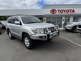 2009 TOYOTA LANDCRUISER SAHARA (4x4) 4D WAGON (Silver Pearl) Pre-Owned Car Thumbnail