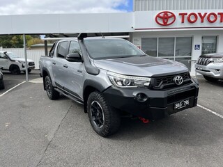 2018 TOYOTA HILUX RUGGED X (4x4) DUAL CAB UTILITY (Silver Sky) Pre-Owned Car Thumbnail